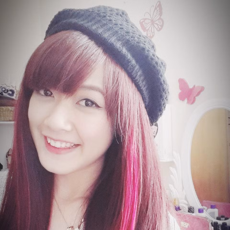 Điểm đáng chú ý nhất của Nguyễn Ngân Hà thông qua những bức ảnh dĩ nhiên là nhan sắc của cô. Không hoạt động trong ngành giải trí, không mấy nổi tiếng nhưng Ngân Hà cũng có nhan sắc được cho là không hề thua kém hot girl nào.