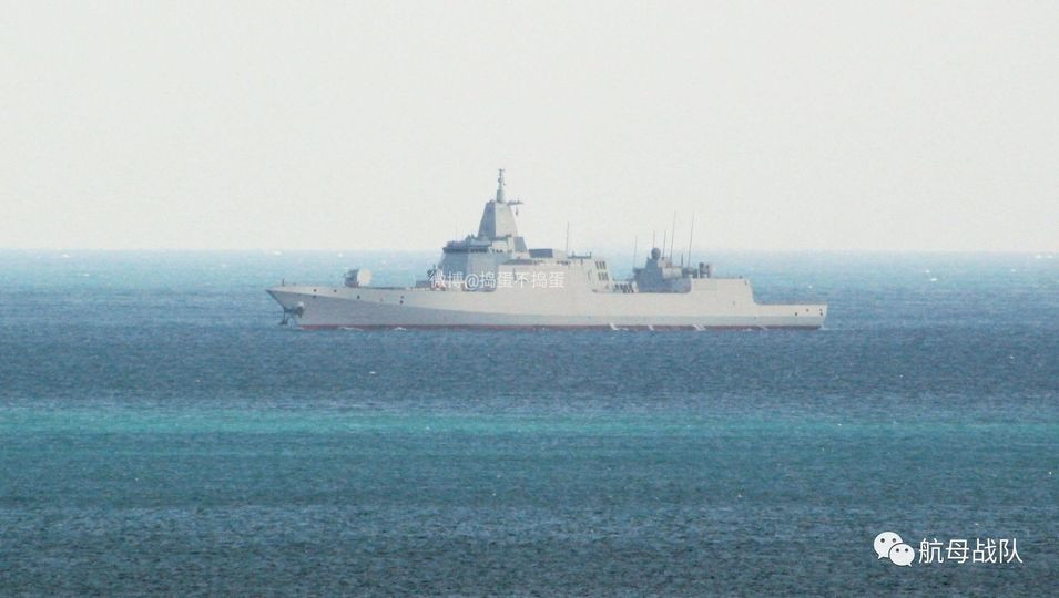 Tàu khu trục Type 055 là loại tàu chiến mặt nước có sức mạnh hỏa lực khủng nhất hiện nay của Hải quân Trung Quốc với trang bị 112 ống phóng tên lửa thẳng đứng đa nhiệm (VLS) có thể triển khai nhiều loại hình chiến đấu như chống hạm, phòng không, săn ngầm và cả công kích mặt đất. Tàu có lượng giãn nước đầy tải 12.000 tấn và đáng lẽ ra phải được coi là một tàu tuần dương. Nguồn ảnh: Sina.