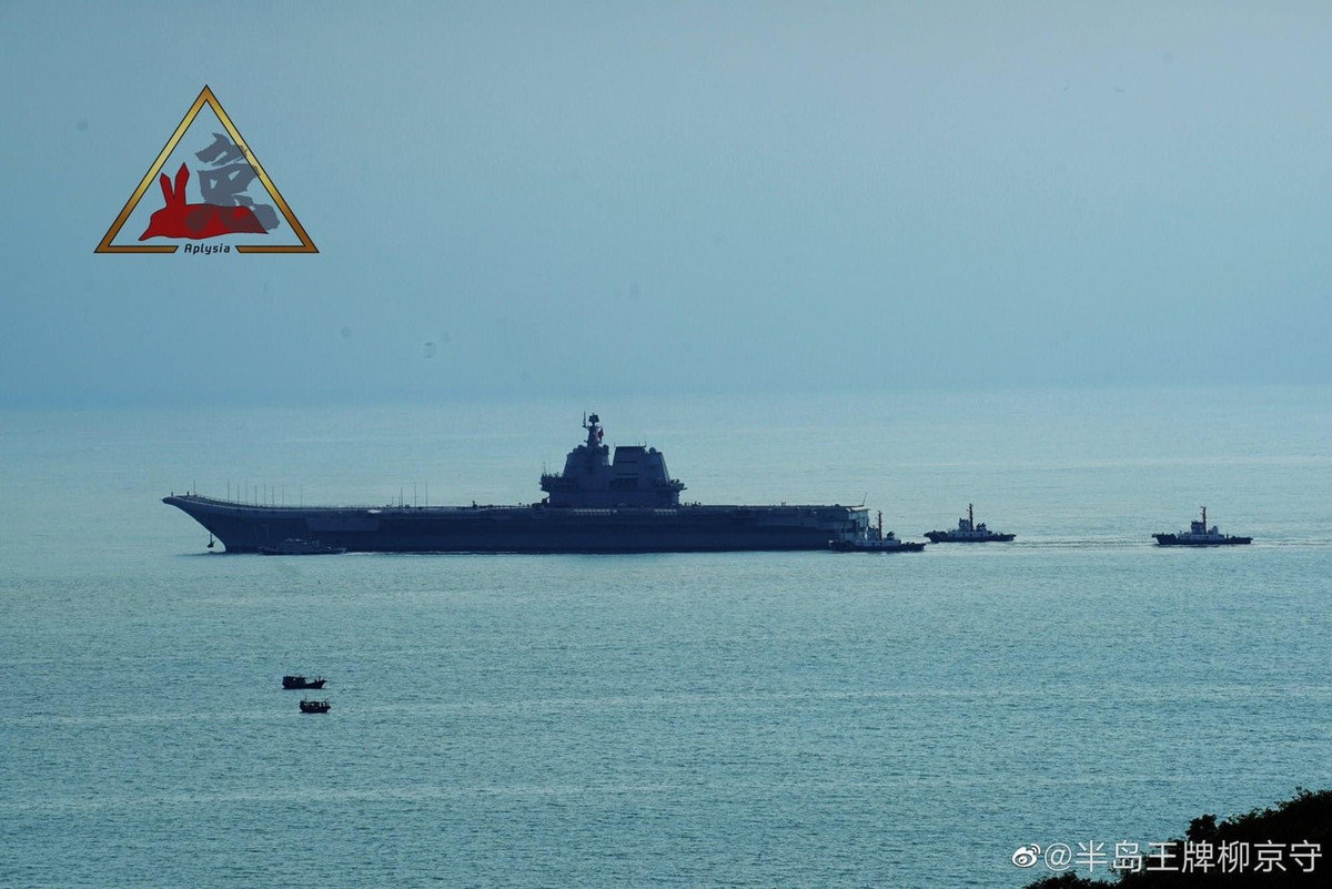 Đặc biệt trong thời gian gần đây, loạt 3 tàu chiến mặt nước mạnh nhất hiện nay của Hải quân Trung Quốc cùng lúc có mặt tại cảng Tam Á trên đảo Hải Nam, nơi đóng căn cứ của Hạm đội Nam Hải càng khiến người ta tăng thêm phần quan ngại cho tình hình khu vực trong thời gian tới khi Hải quân Trung Quốc sẽ tăng cường sức mạnh ở đây lên một cách vô cùng đang kể. Nguồn ảnh: Sina.