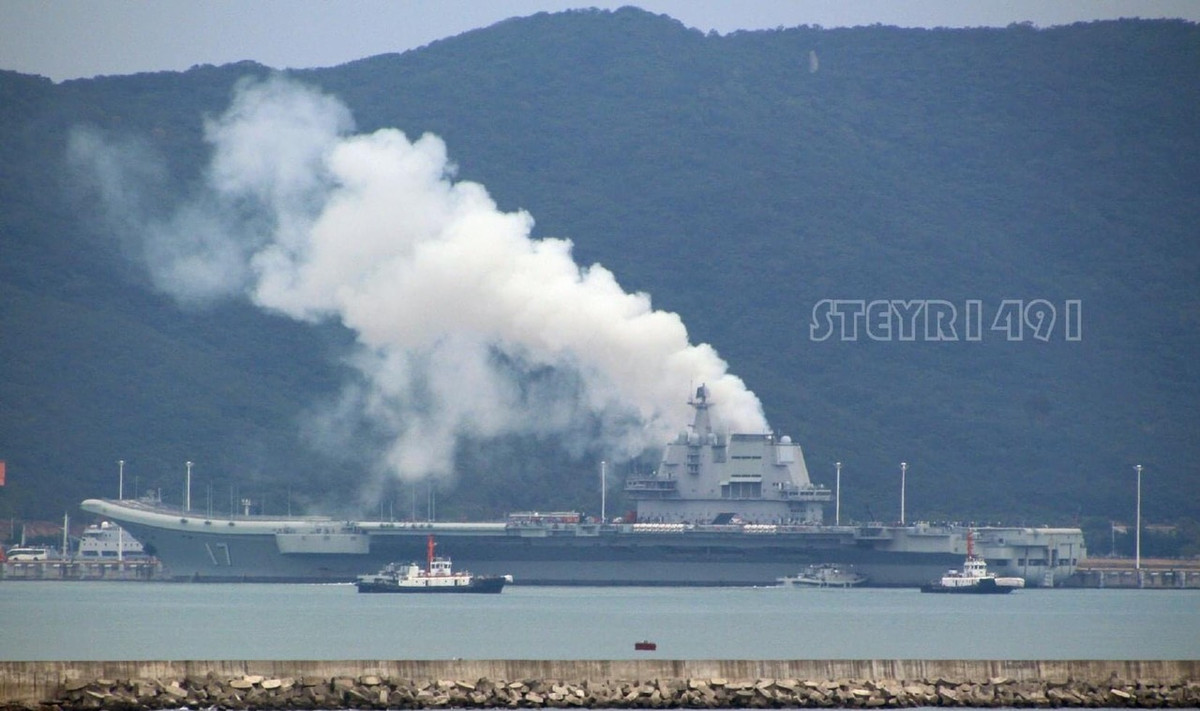 Những chiến hạm này bao gồm Tàu sân bay Sơn Đông (CV-17), tàu đổ bộ trực thăng Type 075 và tàu khu trục Type 055. Đây đều là những chiến hạm do Trung Quốc tự đóng mới trong thời gian gần đây, đang trong quá trình thử nghiệm và hoàn thiện khả năng chiến đấu, chắc chắn một điều là những chiếc tàu này sẽ cùng được bổ sung về cho Hạm đội Nam Hải. Nguồn ảnh: Sina.