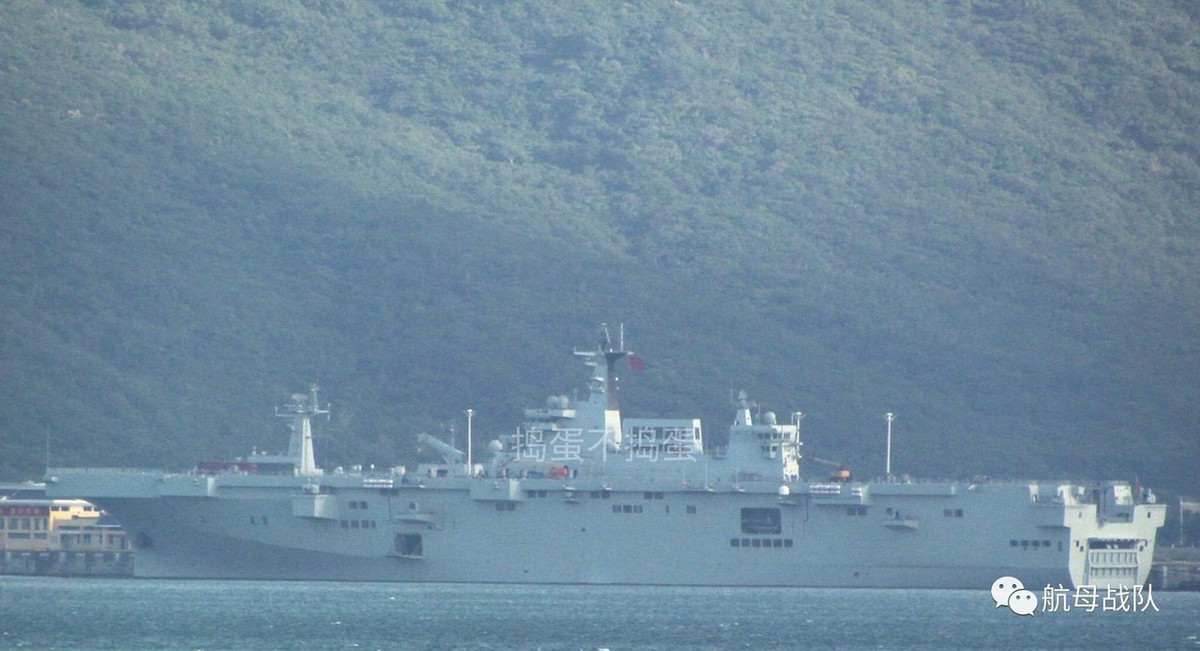 Sự xuất hiện đáng quan tâm không kém đó chính là chiếc tàu đổ bộ trực thăng Type 075. Trong năm nay, Trung Quốc đã hạ thủy chiếc Type 075 thứ hai và chiếc thứ nhất đã bắt đầu được thử nghiệm trên biển. Khả năng cao chiếc tàu Type 075 đang xuất hiện tại Tam Á là chiếc Type 075 đầu tiên. Type 075 cũng là lớp tàu đổ bộ trực thăng đầu tiên do Trung Quốc tự thiết kế chế tạo. Nguồn ảnh: Sina.