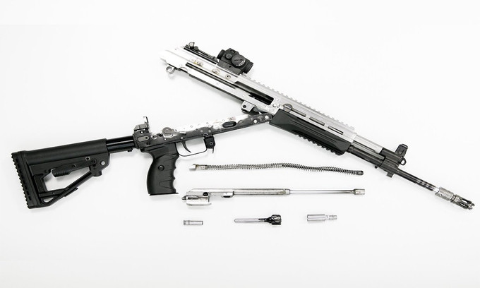 AKV-521 có thiết kế hoàn toàn khác so với dòng súng tiểu liên AK truyền thống trước đây. Thứ nhất là nắp hộp khóa nòng phía trên của AKV-521, được gắn liền với nòng súng, liên kết với bệ súng phía dưới và báng bằng bản lề. Nguồn ảnh: Kalashnikov.