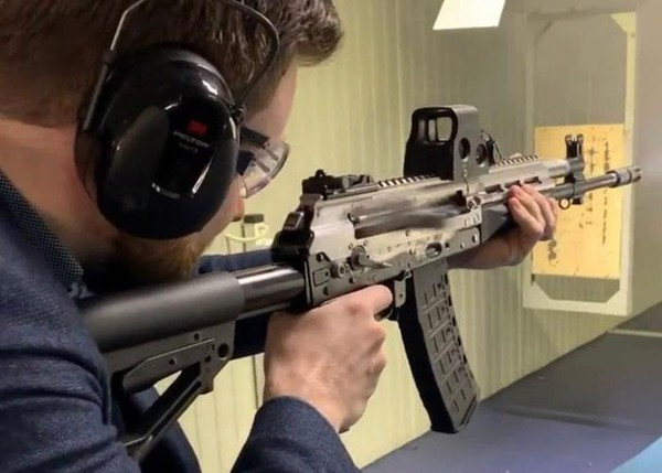 Trên các mẫu AK truyền thống, nắp hộp khóa nòng là bộ phận tách rời, bị rung lắc khi bắn, nên khó lắp các phụ kiện như ống ngắm quang học (thường chế tạo giá kẹp riêng); nòng súng, tay cầm, cụm cò súng và báng súng được gắn thành một khối. Nguồn ảnh: Kalashnikov.