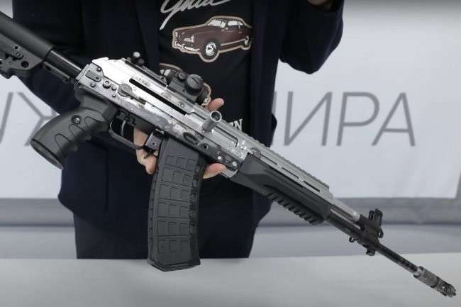 Safonov cũng cho biết: "Kalashnikov năm nay mở đầu với mẫu AK-19, được thiết kế dành cho quân đội các nước NATO, vốn sử dụng cỡ đạn khác. AKV-521 sẽ được hoàn thiện và thử nghiệm thêm trước khi đưa ra thị trường vào triển lãm tiếp theo". AKV-521 cùng dòng AK 500 dự kiến ra mắt tại triển lãm Army-2021 tại Nga. Nguồn ảnh: Kalashnikov.