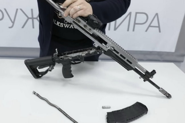 Chuyên gia quân sự Nga Dmitry Safonov nhận xét: "AKV-521 nhìn bên ngoài giống một mẫu súng được thiết kế lại hoàn toàn, dựa trên thiết kế mô-đun của khẩu HK-416, vốn là bản nâng cấp toàn diện của súng trường tiến công M-4 và M-16, hiện đang được quân đội nhiều quốc gia thành viên NATO sử dụng". Nguồn ảnh: Kalashnikov.