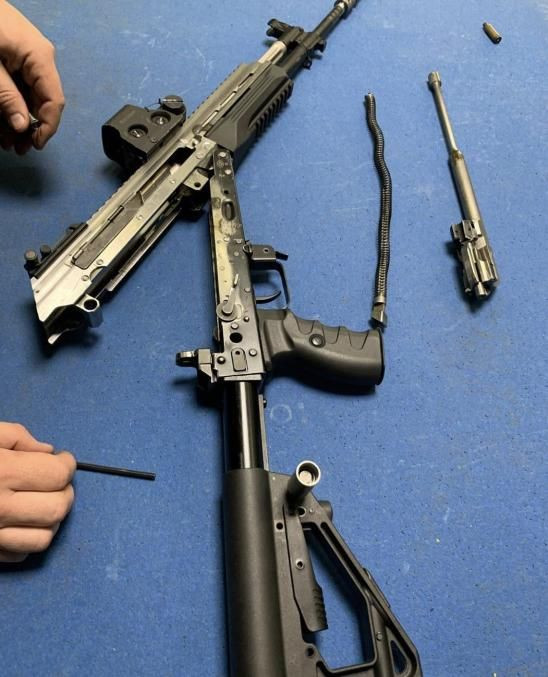 Bộ phận điều chỉnh chế độ bắn của AKV-521 giống như súng trường tiến công M4 của Mỹ và súng trường HK-416 của Đức, thay vì kiểu AK truyền thống; được bố trí cả hai phía, tiện lợi cho người sử dụng. Súng có 3 chế độ bắn, bắn phát một, liên thanh và chế độ bắn loạt 3 viên. Nguồn ảnh: Kalashnikov.