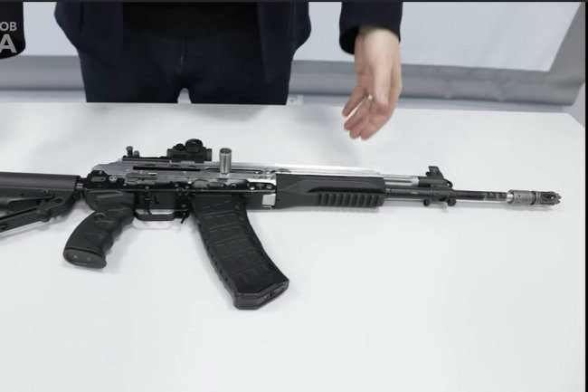 Với thiết kế liền khối của AKV-521, giúp giảm độ rung lắc của cụm phía trên khi bắn, cũng như giảm sai lệch của kính ngắm gắn vào bộ phận này. Nguồn ảnh: Kalashnikov.