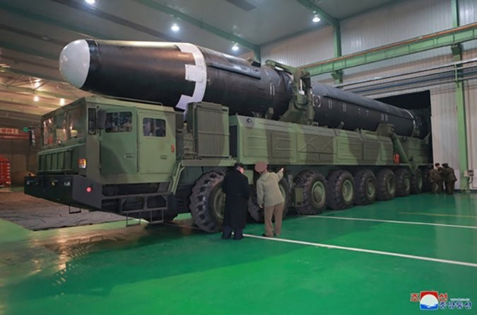 Tên lửa này có lẽ là sự phát triển của loại tên lửa đạn đạo xuyên lục địa Hwasong-15, Hwasong-15 được ra mắt tại cuộc duyệt binh của Triều Tiên vào tháng 2/2018 và đã được thử nghiệm vào tháng 11/2019. Ảnh: ICBM Hwasong-15 - Nguồn: Wikipedia.