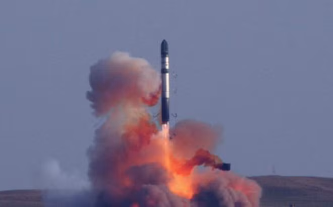 Trong số các tên lửa liên lục địa đang được sử dụng trên thế giới, tên lửa R-36 Voyevoda của Nga và Dongfeng-5 của Trung Quốc cũng sử dụng động cơ nhiên liệu lỏng; chiều dài của chúng hơn 30 mét, nhưng cả hai loại này đều được phóng từ các hầm chứa (silo). Ảnh: Tên lửa R-36 Voyevoda rời hầm phóng - Nguồn: Wikipedia.