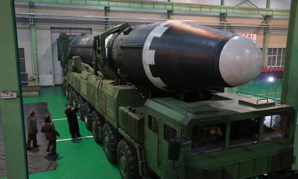 Điều đáng chú ý là xe phóng chở ICBM Hwasong-15 chỉ có 18 bánh (ít hơn tên lửa mới 4 bánh), điều này cho thấy loại tên lửa liên lục địa mới này có kích thước khá lớn. Ảnh: ICBM Hwasong-15 - Nguồn: Wikipedia.