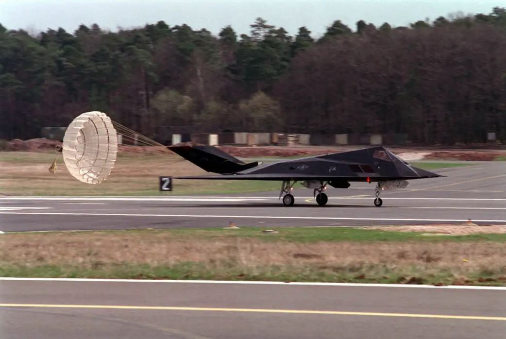 Ngày 1/12 vừa qua, trung tá phi công lái máy bay F-117 của không quân Mỹ ông Heinlein đã tiết lộ một tin gây sốc, trong cuộc không kích năm 1999, một chiếc máy bay chiến đấu F-117 đã từng bị Nam Tư bắn bị thương, nhưng cuối cùng nó đã trở về được căn cứ và hạ cánh an toàn.