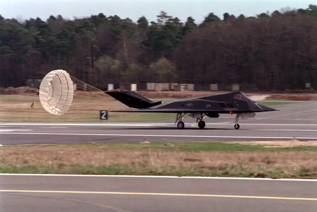 Ngày 1/12 vừa qua, trung tá phi công lái máy bay F-117 của không quân Mỹ ông Heinlein đã tiết lộ một tin gây sốc, trong cuộc không kích năm 1999, một chiếc máy bay chiến đấu F-117 đã từng bị Nam Tư bắn bị thương, nhưng cuối cùng nó đã trở về được căn cứ và hạ cánh an toàn.