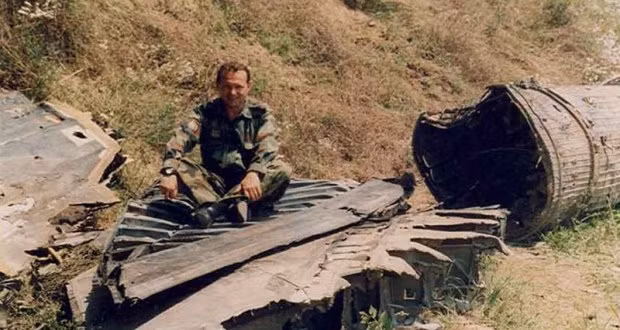 Năm 1999, Heinlein thuộc phi đội "Hiệp sĩ bay", triển khai tại căn cứ không quân Spandalem ở miền Tây nước Đức, để tham gia cuộc chiến của NATO vào Nam Tư. Sau khi cất cánh, những chiếc F-117 thực hiện tiếp dầu trên không phận Hungary. Sau khi thực hiện nhiệm vụ ném bom, máy bay tiếp tục nhận tiếp dầu trên không; toàn bộ chuyến bay mất khoảng 6 giờ.