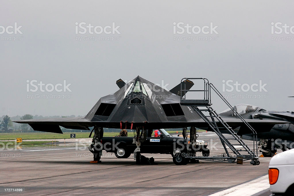 Vì vậy Heinlein đã yêu cầu máy bay tiếp dầu hạ cánh tà để giảm tốc độ bay, cho phép máy bay F-117 kia có thể tiếp cận được vòi tiếp nhiên liệu của chiếc KC-135. Mặc dù có dầu tràn ra từ xung quanh vòi tiếp nhiên liệu, nhưng máy bay F-117 bị thương cũng đã đổ đầy dầu và trở về được căn cứ.