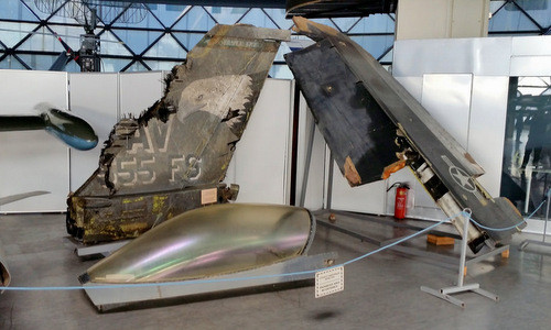 Phi công Heinlein nhấn mạnh, trong bất kỳ tình huống tác chiến nào, tên lửa phòng không là đối tượng cần quan tâm của "Chim ưng đêm" (ám chỉ tiêm kích F-117). Heinlein cho rằng, máy bay F-117 chỉ có khả năng bộc lộ tín hiệu radar thấp, chứ chưa phải là loại máy bay tàng hình hoàn toàn. Ngay cả một loại tên lửa phòng không cũ hơn như SA-3 cũng là mối đe dọa thực sự đối với F-117.