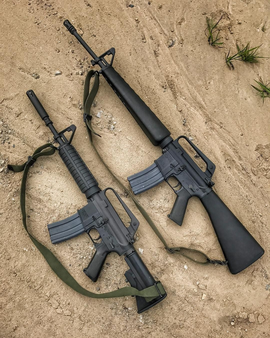 Đứng đầu danh sách là khẩu M-16 của Mỹ, tiền thân của nó là khẩu AR-15, được thiết kế bởi Armalite, nhằm đáp ứng yêu cầu của Quân đội Mỹ về một mẫu súng trường tiến công mới, được trang bị loại đạn mới. AR-15 được Quân đội chấp nhận đưa vào biên chế với tên gọi M16 và trở thành vũ khí tiêu chuẩn của lục quân Mỹ.