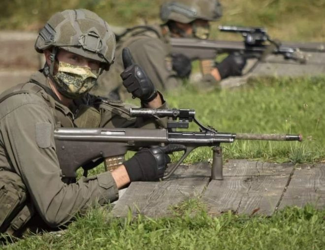 Mẫu Steyr AUG đã khẳng định "tên tuổi", nhờ độ tin cậy, sử dụng tiện lợi, thoải mái và độ chính xác khá. Hiện tại AUG đang có mặt tại gần 40 quốc gia trên thế giới; súng được cấp phép sản xuất tại Australia với tên gọi Lithgow F88. Ngoài ra, nó là thiết kế bullpup thành công nhất về mặt thương mại cho đến nay.