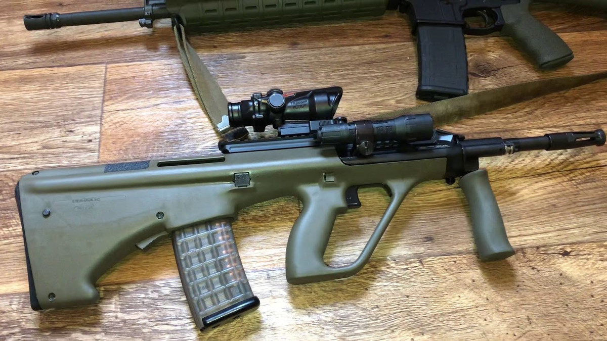 Mẫu súng trường tiến công hàng đầu là khẩu Steyr AUG của Áo; Steyr AUG được Quân đội Áo đưa vào biên chế năm 1977. Khi mới xuất hiện, nó được coi là khẩu súng trường tiến công mang tính cách mạng ở nhiều khía cạnh như thiết kế mô-đun, để có thể điều chỉnh cho các nhiệm vụ khác nhau, bằng cách thay đổi nòng súng. Có bốn loại nòng cơ bản bao gồm nòng tiêu chuẩn, ngắn, carbine và nòng súng máy hạng nhẹ.