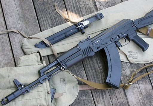 AK-103 vẫn sử dụng loại đạn 7,62x39 mm truyền thống của khẩu AK-47. Loại đạn này có khả năng xuyên phá và sức công phá vượt trội so với AK-74M, được trang bị đạn 5,45x39 mm. Ngoài ra còn có phiên bản AK-101, bắn đạn 5,56x45 mm tiêu chuẩn của NATO.