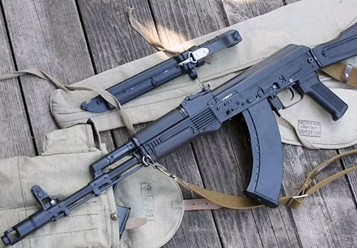 AK-103 vẫn sử dụng loại đạn 7,62x39 mm truyền thống của khẩu AK-47. Loại đạn này có khả năng xuyên phá và sức công phá vượt trội so với AK-74M, được trang bị đạn 5,45x39 mm. Ngoài ra còn có phiên bản AK-101, bắn đạn 5,56x45 mm tiêu chuẩn của NATO.