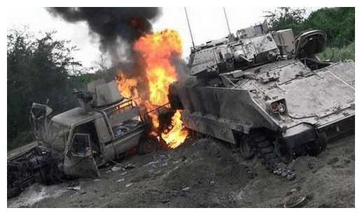 Ít nhất 6 chiếc xe bọc thép BTR-80 đã bị quân đội Azerbaijan bắt giữ, những chiếc xe bọc thép này thậm chí không hề bị tổn thương và gần như còn nguyên vẹn. Ảnh: Ngoài số xe bị bắt sống, nhiều xe bọc thép bị bắn cháy - Nguồn: Sina