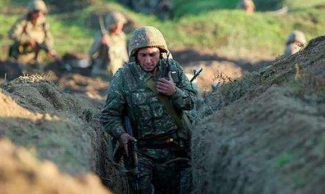 Mặc dù có ưu thế, nhưng chiến tuyến của Armenia chưa bao giờ sụp đổ, khi quân đội Azerbaijan cố gắng dùng lực lượng tiến công trên bộ, nhưng vấp phải sự kháng cự kiên cường của phía Armenia; đồng thời những thắng lợi vừa qua là liều thuốc tinh thần để vực dậy tinh thần chiến đấu của phía Armenia, sau những thất bại trước Quân đội Azerbaijan vừa qua Ảnh: Quân đội Armenia kiên cường đánh trả Quân đội Azerbaijan - Nguồn: Sina