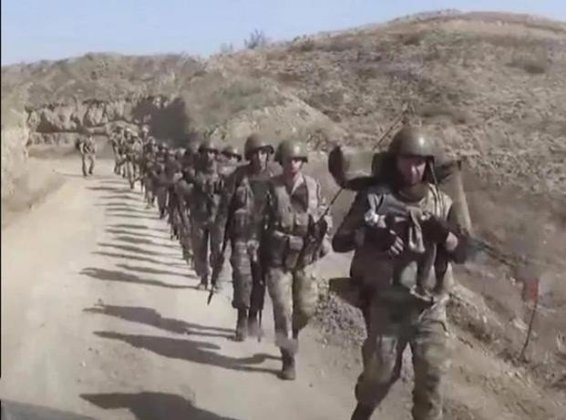 Cũng vào ngày 14/10 vừa qua, tại khu vực rừng gần núi lửa El ở vùng Naka, đã xảy ra cuộc chạm trán giữa lực lượng đặc biệt hai bên; ba trung đội đặc nhiệm của quân đội Azerbaijan đã tiến đến phía bắc quả núi El và đã rơi vào trận địa phục kích giăng sẵn của phía Armenia. Ảnh: Một phân đội đặc nhiệm Azerbaijan đang hành quân - Nguồn: Sina