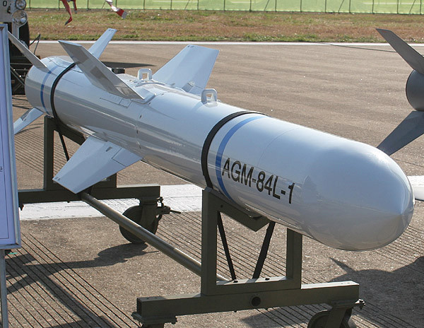 AGM-84L Harpoon Block II sử dụng động cơ nhiên liệu rắn, có tốc độ cận âm, tầm bắn khoảng 120 km. Sau khi phóng khỏi máy bay, nó hạ thấp độ cao, bay lướt trên biển, nên radar rất khó phát hiện. Việc sở hữu tên lửa AGM-84L Harpoon Block II, giúp Hải quân Ấn Độ thực hiện các nhiệm vụ tấn công không đối hải hiệu quả hơn.