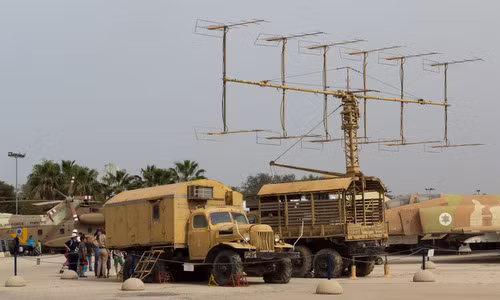 Năm 1969, đến lượt 1 hệ thống radar cảnh giới P-12 của Ai Cập bị rơi vào tay Israel, toàn bộ kết quả phân tích được chuyển giao cho Mỹ. Như vậy đến năm 1970, các loại radar phòng không chủ yếu của QĐND Việt Nam đều đã bị đối phương "bắt bài" và Mỹ đã chế tạo ra các thiết bị gây nhiễu rất hiệu quả. Ảnh: Đài P-12 bị thu giữ đang được trưng bày tại bảo tàng quân sự của Israel - Nguồn: Wikipedia.