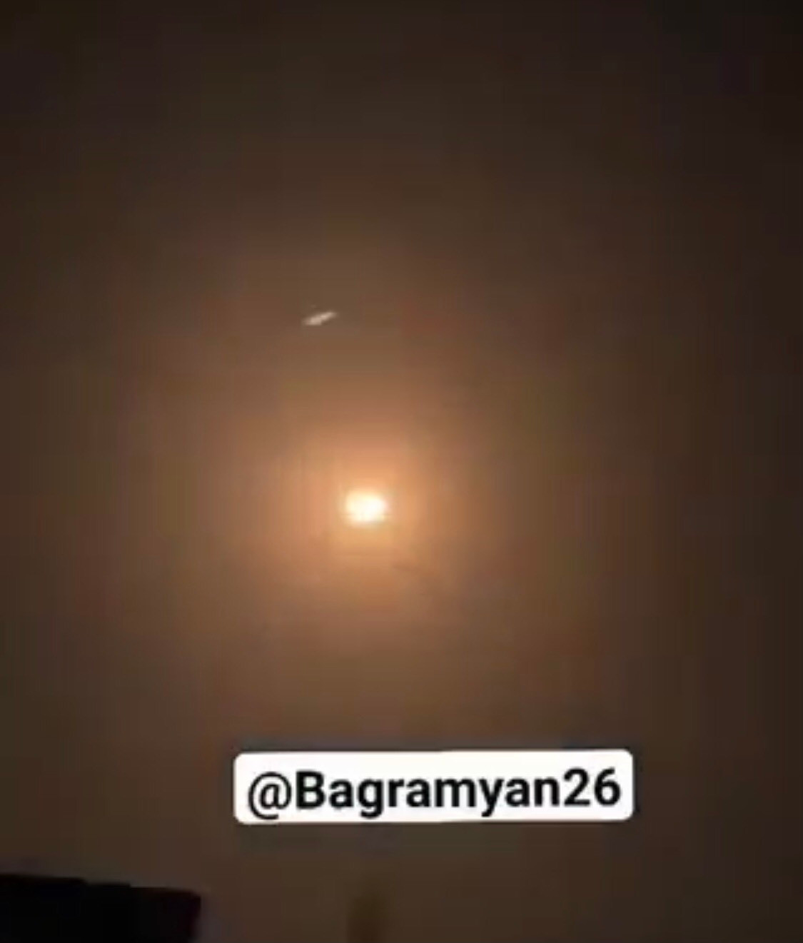 Ngay sau đó, phòng không Armenia đã nhanh chóng phát hiện mục tiêu bay của đối phương và triển khai hệ thống tên lửa đánh chặn S-300 khai hỏa tiêu diệt địch. Ngay từ loạt đạn đầu khai hỏa, S-300 đã xuất sắc bắn hạ cả 3/4 UAV của Azerbaijan tại khu vực ngoại ô thủ đô Armenia khoảng vài km. Sau đó chiếc UAV còn lại đã rút lui nhưng cũng bị bắn hạ. Ảnh: Camera ghi lại hình ảnh đạn S-300 Armenia khai hỏa diệt mục tiêu.