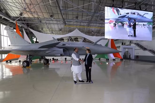 Rafale có thể sử dụng tên lửa không đối không tầm ngắn Mika, tên lửa hành trình tiến công mặt đất tầm xa SCALP, bom dẫn đường bằng laser, tên lửa chống hạm AM39, pháo hàng không GIAT-30, và nhiều vũ khí dẫn đường tấn công mặt đất chính xác. Ảnh: Máy bay chiến đấu Rafale của Ấn Độ - Nguồn: Dassault Aviation