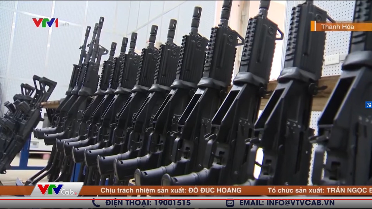 Chỉ đến trong những năm gần đây, Việt Nam mới bắt đầu nhập khẩu dây chuyền sản xuất súng trường tấn công Galil Ace từ Israel để thay thế mẫu súng AK-47. Dẫu vậy, với công suất chế tạo hàng năm khoảng vài chục ngàn khẩu, trong tương lai gần vẫn chưa thể thay thế được hoàn toàn súng trường tấn công AK-47 trong biên chế. Ảnh: Súng STV-215/380 do Việt Nam tự sản xuất, biến thể của Galil Ace.
