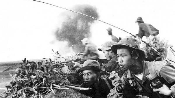 Ngay từ sau những năm 1960, giai đoạn Kháng chiến chống Mỹ ở Miền Nam Việt Nam diễn biến vô cùng ác liệt, Liên Xô đã viện trợ cho ta những khẩu súng trường tự động AK-47 có sức mạnh tuyệt vời với độ công phá cao, mật độ hỏa lực tốt và dễ dàng sử dụng. Có thể nói, mẫu súng này vượt trội hơn hẳn so với những vũ khí cá nhân của kẻ thù của ta trên chiến trường lúc đó. Ảnh: Bộ đội giải phóng với súng trường tấn công AK-47 trong kháng chiến chống Mỹ.