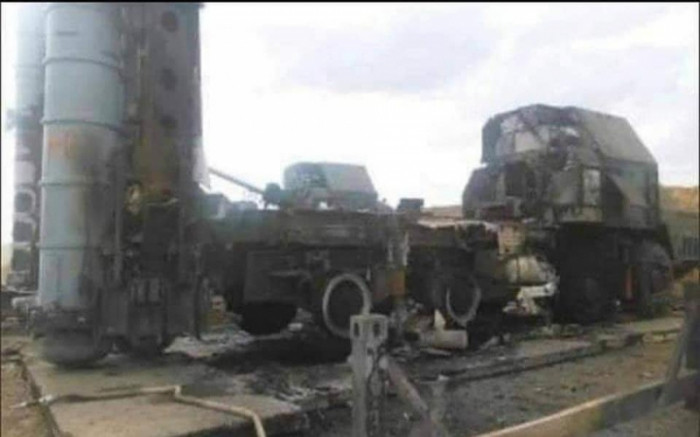 Do bề mặt phản xạ radar của máy bay không người lái của Israel và Thổ Nhĩ Kỳ quá nhỏ, khiến những hệ thống radar của Armenia không thể phát hiện chính xác; kể cả radar của hệ thống S-300 cũ của Nga. Ảnh: S-300 của Armenia bị UAV của Azerbaijan phá hủy - Nguồn: Sina