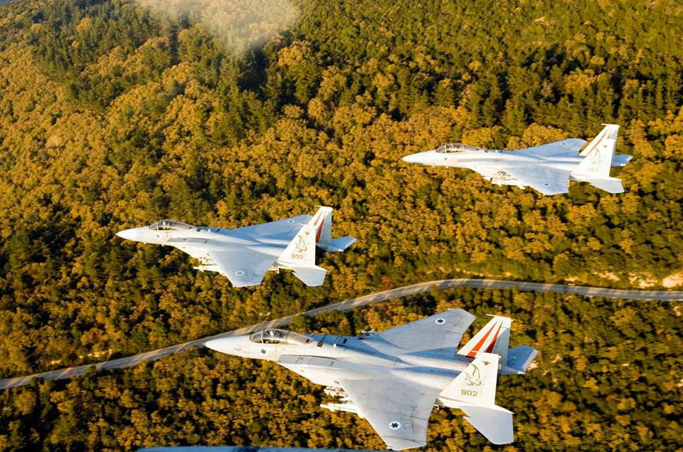 Năm 1982, trong trận chiến tại thung lũng Bekaa tại Lebanon, giữa Israel và Syria, các cuộc tấn công bằng không quân của Israel với chiến thuật mới, đã gây bất ngờ cho Syria và gây ra thiệt hại “không gượng nổi”, với lực lượng phòng không, không quân của Syria. Ảnh: Chiến đấu cơ F-15 của không quân Israel tham gia cuộc chiến tại Bekaa - Nguồn: Wikipedia.