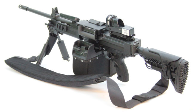 Do được kế thừa từ mẫu súng máy 5,56 mm, nên Negev NG7 là một trong những khẩu súng máy hạng nhẹ duy nhất của phương Tây có trọng lượng gần bằng khẩu PKM, chỉ nặng 7,7 kg. Negev NG7 cũng có chế độ bắn bán tự động, để tiết kiệm đạn; một tính năng hiếm có trên súng máy hiện đại. Ảnh: Súng máy Negev NG7 - Nguồn: Wikipedia.