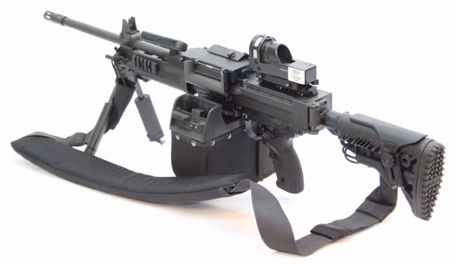 Do được kế thừa từ mẫu súng máy 5,56 mm, nên Negev NG7 là một trong những khẩu súng máy hạng nhẹ duy nhất của phương Tây có trọng lượng gần bằng khẩu PKM, chỉ nặng 7,7 kg. Negev NG7 cũng có chế độ bắn bán tự động, để tiết kiệm đạn; một tính năng hiếm có trên súng máy hiện đại. Ảnh: Súng máy Negev NG7 - Nguồn: Wikipedia.