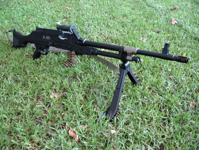 Trong hơn 50 năm hoạt động của mình, MAG đã tạo được danh tiếng về độ tin cậy tuyệt đối trong mọi điều kiện, kể cả trong bão cát và rừng nhiệt đới. Thiết kế đã được chứng minh là dễ hiện đại hóa, súng có cấu tạo chắc chắn, nhất là nắp khóa nòng, cho phép lắp kính ngắm quang học trên đó. Ảnh: Súng máy FN MAG 58 - Nguồn: Wikipedia.