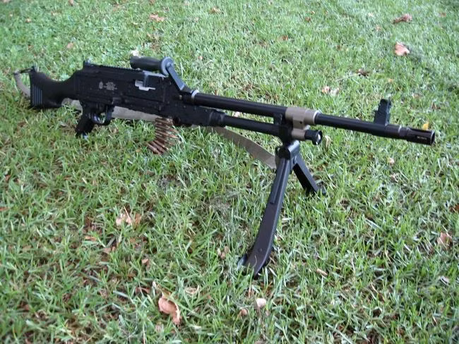 Trong hơn 50 năm hoạt động của mình, MAG đã tạo được danh tiếng về độ tin cậy tuyệt đối trong mọi điều kiện, kể cả trong bão cát và rừng nhiệt đới. Thiết kế đã được chứng minh là dễ hiện đại hóa, súng có cấu tạo chắc chắn, nhất là nắp khóa nòng, cho phép lắp kính ngắm quang học trên đó. Ảnh: Súng máy FN MAG 58 - Nguồn: Wikipedia.