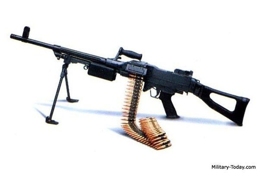 Mẫu súng máy được ưa thích đến từ một quốc gia châu Phi, đó là khẩu Vektor SS-77; Vektor SS-77 được thiết kế vào năm 1977 để thay thế súng máy FN MAG, SS-77 cắt giảm 2,2 kg trọng lượng súng bằng cách thiết kế lại bộ phận trích khí, khóa nòng và chân súng. SS-77 cũng kết hợp các yếu tố của khẩu PKM trong thiết kế của nó. Ảnh: Súng máy SS-77 - Nguồn: Militaty Today.