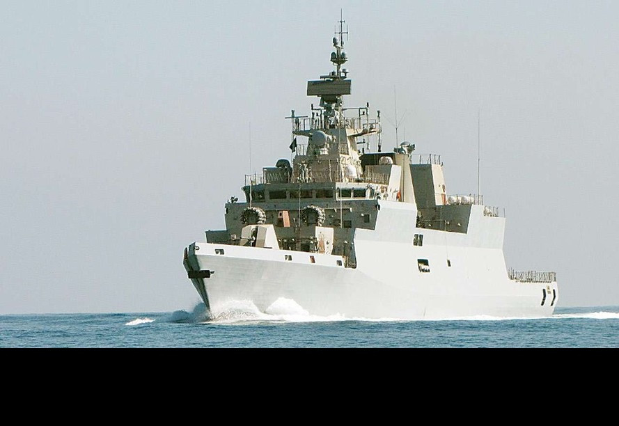 Về thiết kế, lớp Kamorta được chế tạo bằng vật liệu Composite tổng hợp làm từ sợi carbon, giúp cho tàu có trọng lượng nhẹ và chi phí bảo dưỡng thấp. Ngoài ra, với thiết kế tối đa hóa triệt để các chi thiết thừa và tăng góc cạnh, cùng với vật liệu làm tàu đặc biệt khiến cho nó có một khả năng cực kỳ tốt trước sóng radar trinh sát hàng hải của đối phương và trước bước sóng sonar của tàu ngầm. Ảnh: Một chiếc khinh hạm săn ngầm tàng hình Kamorta trong một chuyến đi biển.