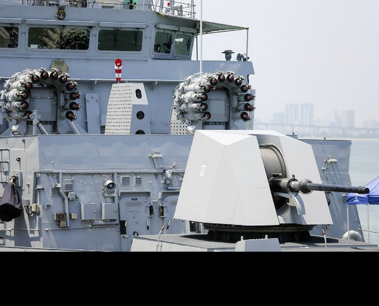 Hiện nay Ấn Độ đã đưa cả 4 chiếc Kamorta vào biên chế lần lượt từ năm 2014, 2016, 2017 và mới đây là 2020. Dẫu vậy có thể nói rằng những con tàu có vũ trang không quá ấn tượng, chỉ có số ít ngư lôi, hai bệ phóng rocket để chống lại tàu ngầm của đối phương. Với trang bị kiểu này, nó chỉ tương đương với những con tàu hộ tống có lượng giãn nước chỉ khoảng hơn 1.000 tấn. Dẫu vậy, người Ấn Độ vẫn rất tự tin với mẫu tàu chiến mới này. Ảnh: Cận cảnh pháo hạm 76mm và 2 bệ phóng rocket chống ngầm trên khinh hạm Kamorta.