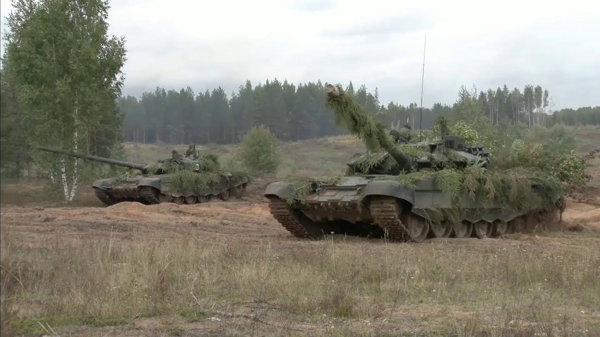 T-72B3 là phiên bản nâng cấp hiện đại nhất của dòng xe tăng T-72B huyền thoại do Liên Xô thiết kế chế tạo từ trong chiến tranh Lạnh. Nó được bổ sung thêm các khối giáp phản ứng nổ Kontakt-5, khối kính ngắm đa kênh Sosna-U và hệ thống máy tính kiểm soát hỏa lực tiên tiến, sử dụng động cơ V-84 mới công suất 840 mã lực giúp nó có sức mạnh tiệm cận với những chiếc T-90A được phát triển sau này. Thậm chí ở phiên bản T-72B3 mới nhất là T-72B3 Mod 2016 còn được lắp đặt thêm các khối giáp Relikt mới giúp nó vượt trội hơn cả những chiếc T-90A ở khả năng bảo vệ. Ảnh: Xe tăng T-72B3 Mod 2016 tại cuộc tập trận Zapad-2017.