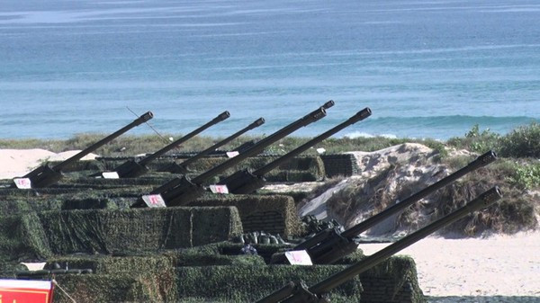 Tuy vậy xe tăng cũng có một nhược điểm so với các trận địa lựu pháo trong việc phòng thủ bờ biển đó là tầm bắn của pháo xe tăng hạn chế hơn nhiều. Đạn pháo xe tăng thiết kế cho nhiệm vụ xuyên phá xe tăng đối phương, di chuyển theo phương ngang là chính với góc nâng hạ nòng hạn chế, trong khi đó đạn lựu pháo thường dùng cho nhiệm vụ nổ phá và tầm bắn xa, góc nâng hạ nòng lớn, bắn theo kiểu cầu vồng với tầm bắn lên tới hàng chục km, có thể tấn công cả tàu đổ bộ mẹ neo đậu ở ngoài xa để thả lực lượng đổ bộ. Do đó, mỗi phương án phòng thủ bờ biển đều có ưu và nhược điểm khác nhau. Ảnh: Trận địa pháo 130mm phòng thủ bờ biển.