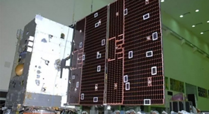 Ngược lại, khả năng thu thập thông tin không gian và địa lý của Ấn Độ rất hạn chế; Ấn Độ mới chỉ bắt đầu bước chân vào trong lĩnh vực vệ tinh quân sự. 2/3 trong tổng số 13 vệ tinh quân sự của Ấn Độ là vệ tinh lưỡng dụng, không thể đạt tới mức độ phân giải cao của vệ tinh quân sự. Ảnh: GSAT 7 - vệ tinh quân sự chuyên dụng đầu tiên của Ấn Độ được phóng năm 2013 - Nguồn: ISRO