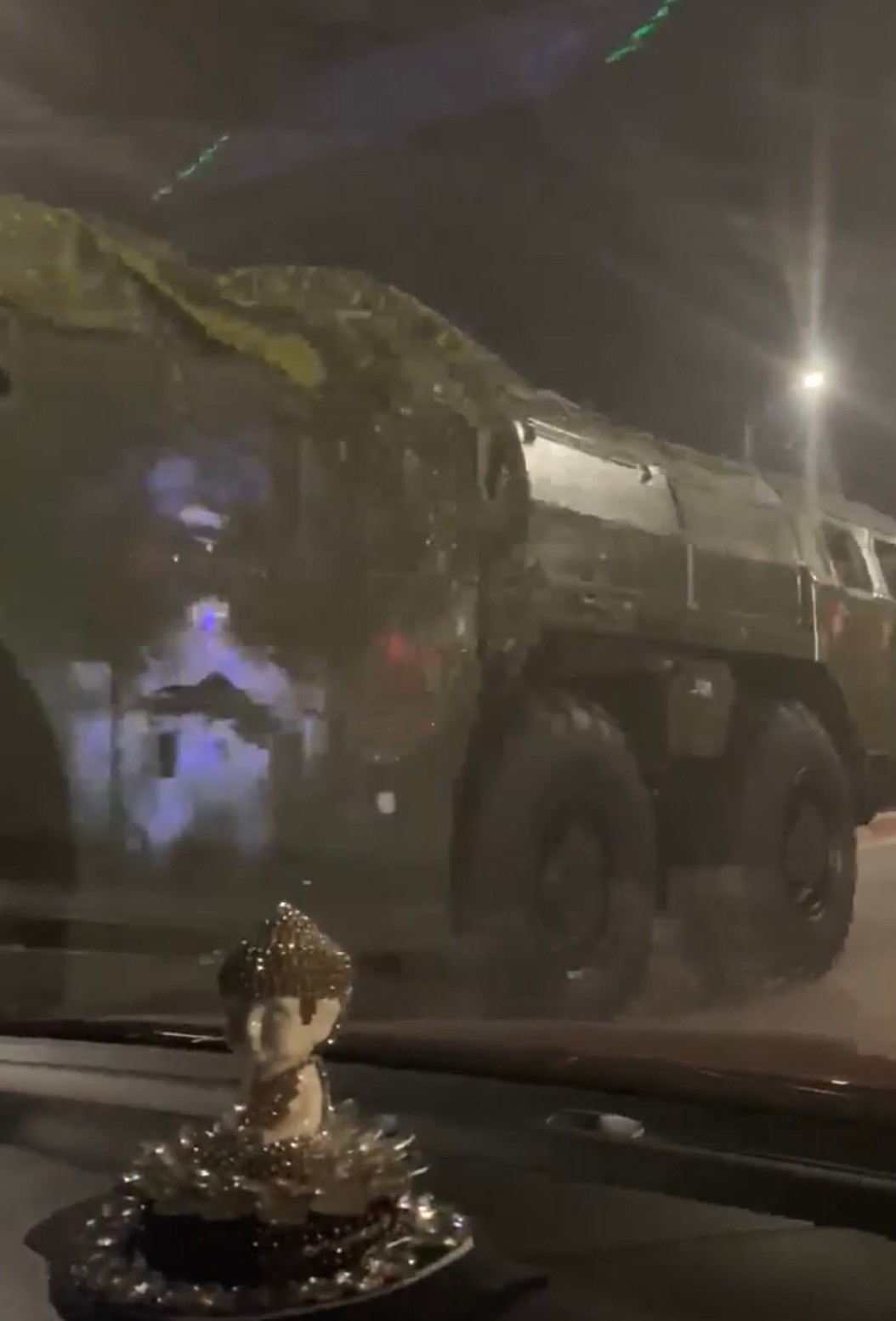 Scud-B có thể nói là một trong những loại vũ khí có tính răn đe nhất và tầm bắn thuộc hàng xa nhất của Quân đội Việt Nam hiện nay. Ảnh: Tổ hợp Scud-B di chuyển trên đường phố.