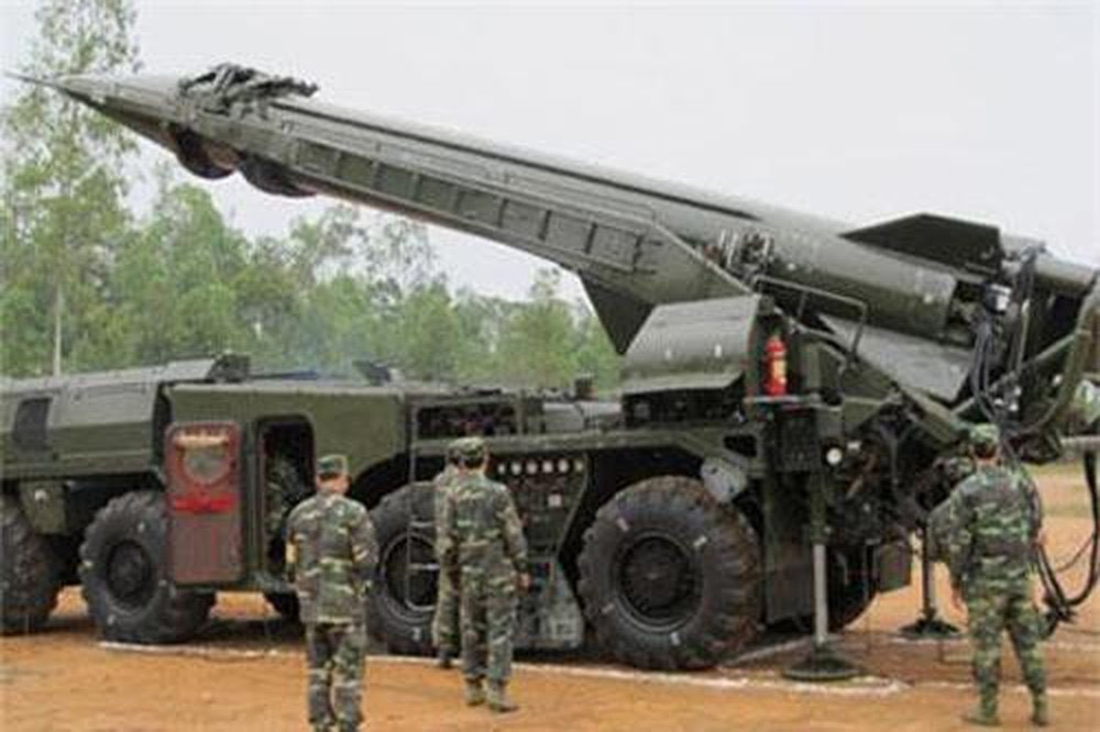 Thông số kỹ thuật của tổ hợp sử dụng tên lửa Scud-B có chiều dài 11.25m, đường kính thân 0.88m, trọng lượng phóng 5.900 tấn. Nó có thể mang theo một đầu đạn nổ thông thường nặng 1 tấn hoặc đầu đạn hạt nhân tối đa 70kiloton chiến thuật, cùng với đó là tầm bắn lên tới 300km. Ảnh: Bộ đội Việt Nam triển khai tên lửa Scud-B - Nguồn: QĐND