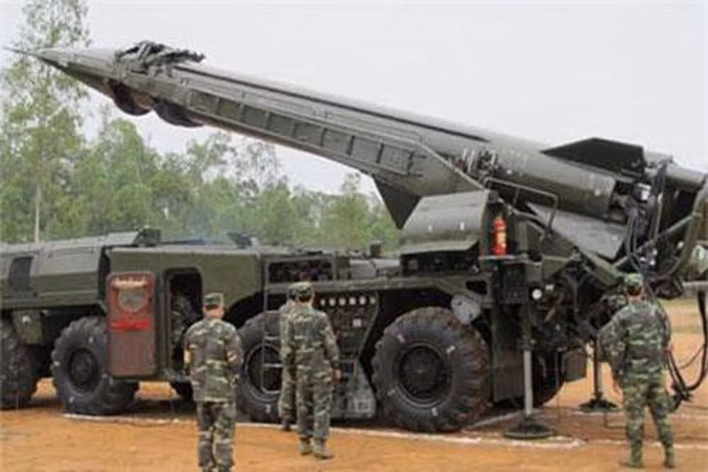Thông số kỹ thuật của tổ hợp sử dụng tên lửa Scud-B có chiều dài 11.25m, đường kính thân 0.88m, trọng lượng phóng 5.900 tấn. Nó có thể mang theo một đầu đạn nổ thông thường nặng 1 tấn hoặc đầu đạn hạt nhân tối đa 70kiloton chiến thuật, cùng với đó là tầm bắn lên tới 300km. Ảnh: Bộ đội Việt Nam triển khai tên lửa Scud-B - Nguồn: QĐND