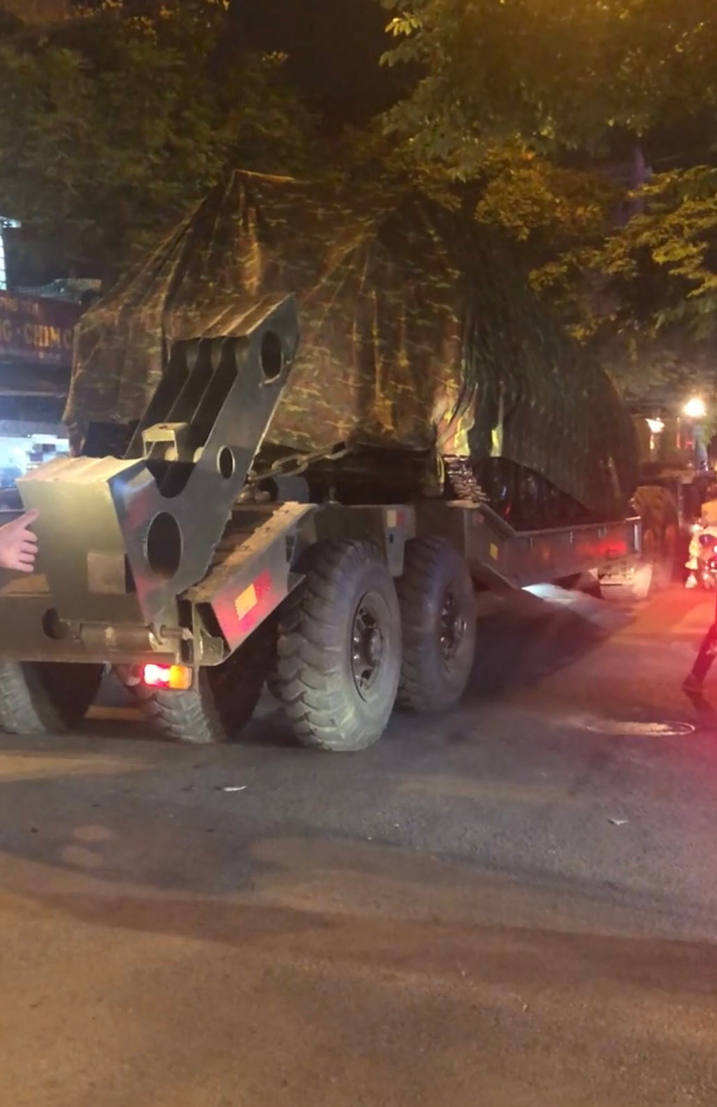 Ngoài tổ hợp tên lửa đạn đạo chiến thuật Scud-B, một loạt các khí tài hạng nặng khác cũng được lũ lượt di chuyển trong đêm, trong Đại hội vừa diễn ra, Quân đội ta đã cho trưng bày nhiều khí tài hạng nặng khác như xe tăng chiến đấu chủ lực T-90S/SK, xe tăng T-54B/M, xe tăng T-62, pháo phòng không tự hành Zsu-23-4, tổ hợp Strela-10, Ảnh: Phương tiện thiết giáp bánh xích được xe đầu kéo vận chuyển trên đường phố Hà Nội.