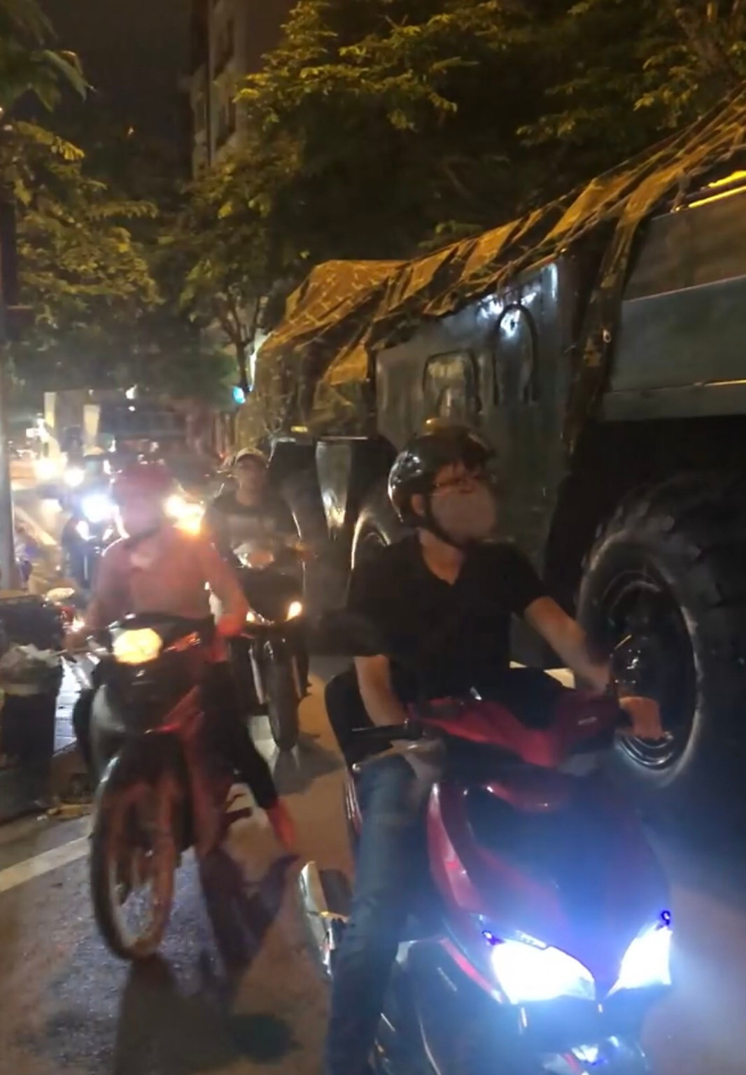 Đây chính là các tổ hợp tên lửa tham gia trưng bày tại khuôn viên của trụ sở Bộ Quốc phòng trong Đại hội Đảng bộ Quân đội lần thứ XI vừa qua. Cho đến nay, khi hội nghị kết thúc, các khí tài đã thực hiện cơ động về đơn vị. Ảnh: Xe máy của người dân di chuyển sát tổ hợp tên lửa đạn đạo.